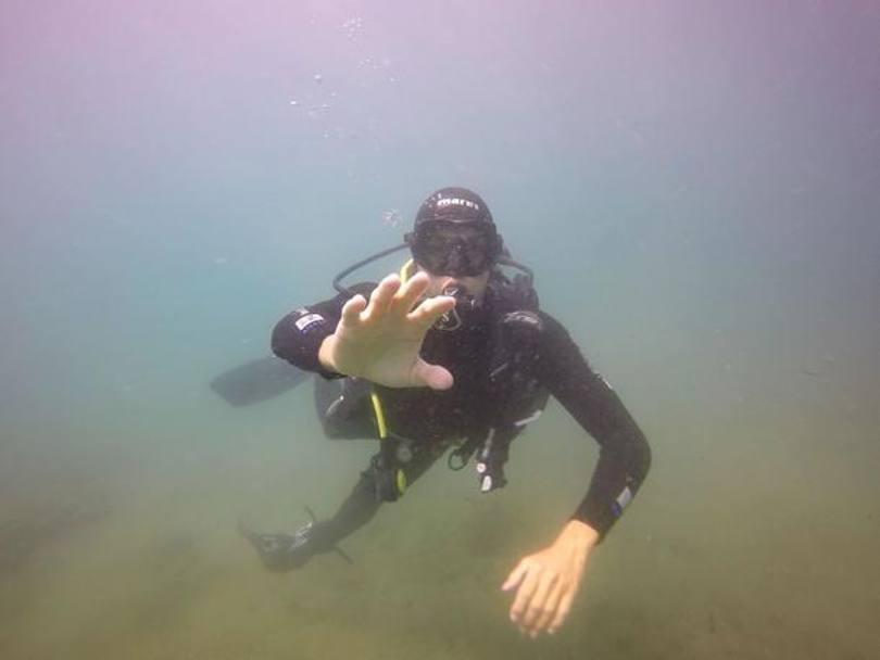 Gregorio Paltrinieri a Napoli fa il sub: Greg in immersione nella citt sommersa di Baia, per prendere bene confidenza con il mare
